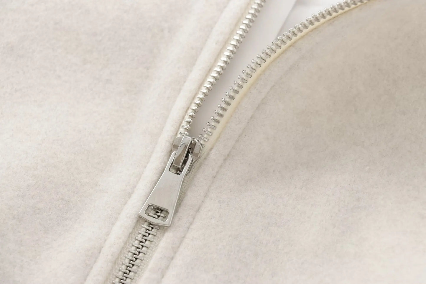 Cropped Bomberjacke mit Zipper – Trend trifft Komfort (2024 Edition)