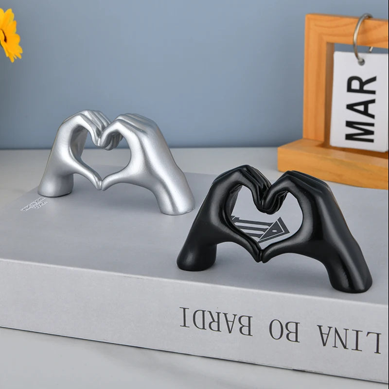 Goldene "Love"-Handskulptur aus Harz – Klassisches Design für stilvolle Wohnräume