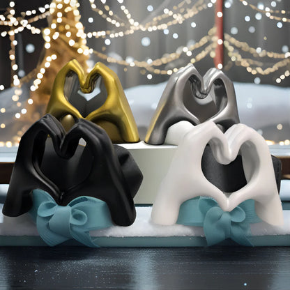 Goldene "Love"-Handskulptur aus Harz – Klassisches Design für stilvolle Wohnräume